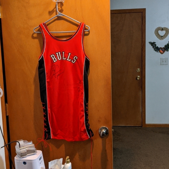 Autographed Chicago Bulls jersey (Ladies) - Picture 10 of 11